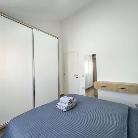 Two-tier 1041 Apartamento Golem (Tirana)